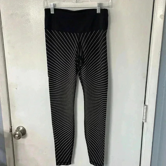 Lululemon speed wonder under tights reflective 28” high beam - Picture 6 of 11
